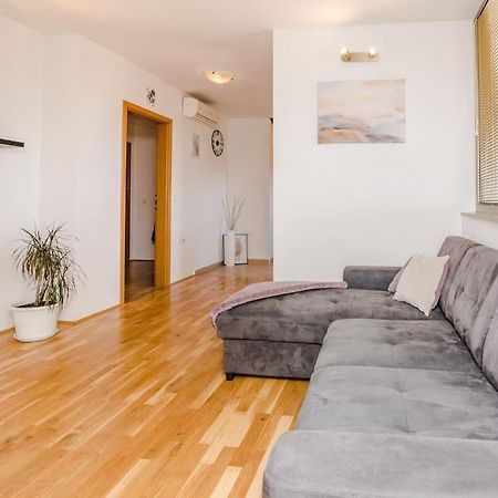 Apartment Roko - Up To 4 People With Free Parking Zara Esterno foto