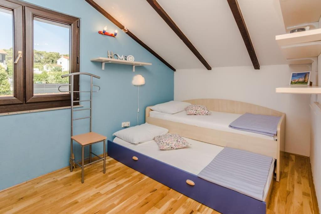 Apartment Roko - Up To 4 People With Free Parking Zara Esterno foto