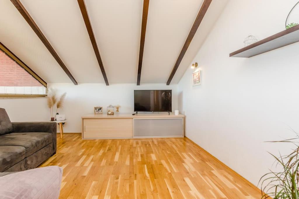 Apartment Roko - Up To 4 People With Free Parking Zara Esterno foto