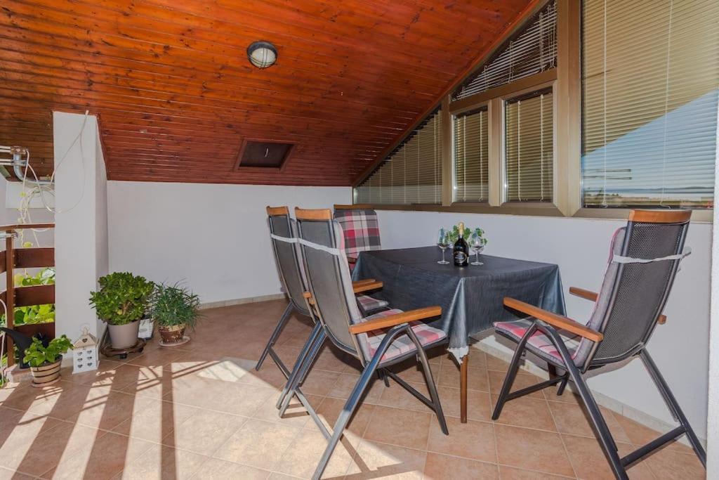 Apartment Roko - Up To 4 People With Free Parking Zara Esterno foto