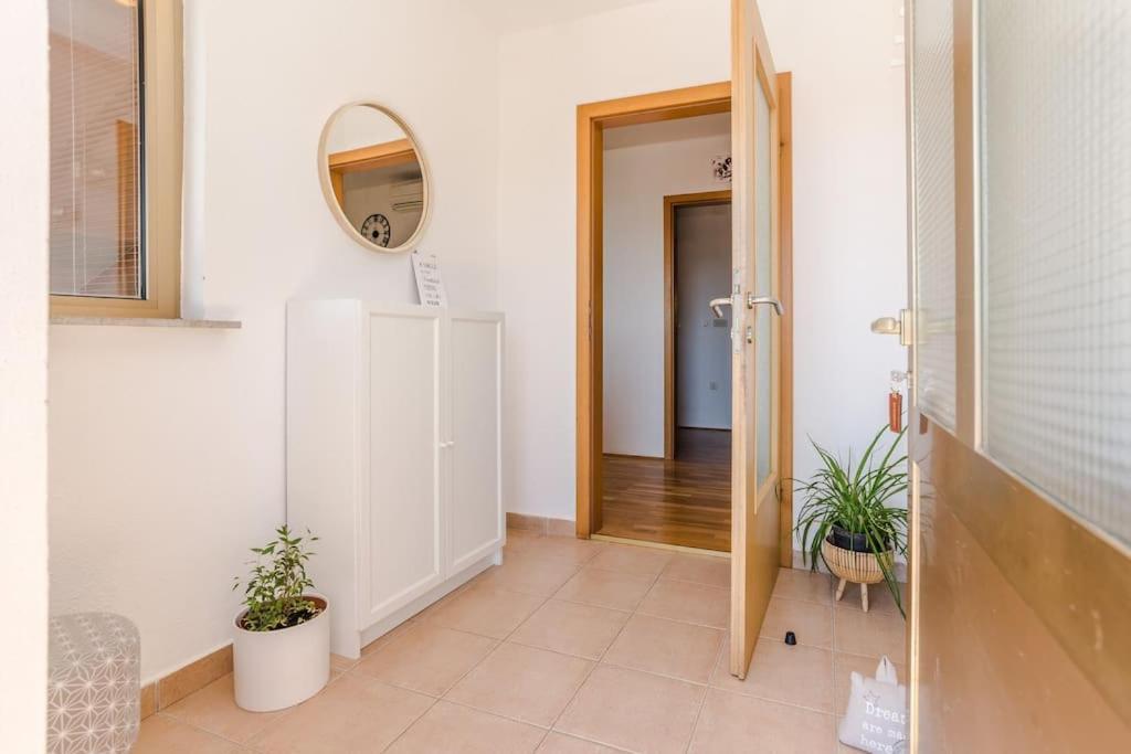 Apartment Roko - Up To 4 People With Free Parking Zara Esterno foto
