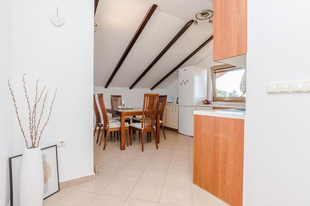 Apartment Roko - Up To 4 People With Free Parking Zara Esterno foto