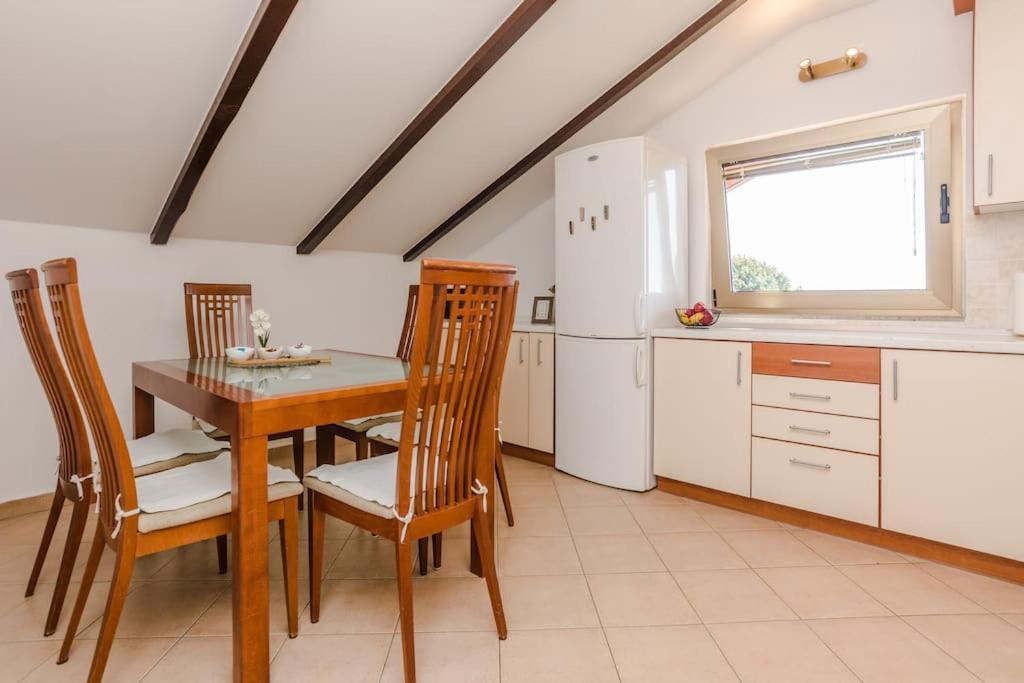 Apartment Roko - Up To 4 People With Free Parking Zara Esterno foto