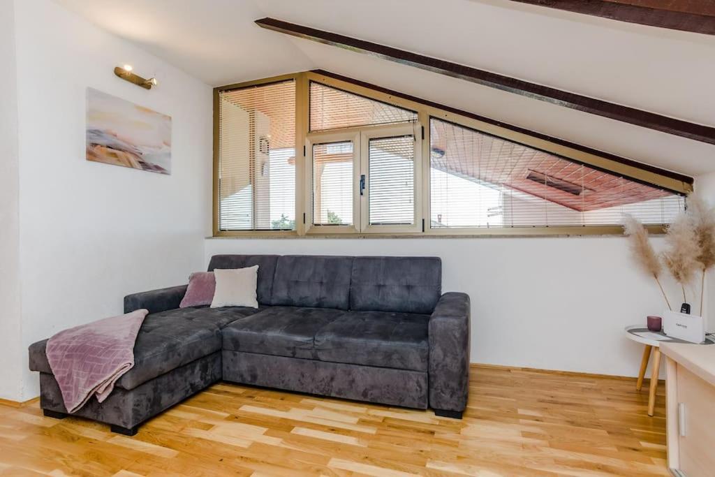 Apartment Roko - Up To 4 People With Free Parking Zara Esterno foto