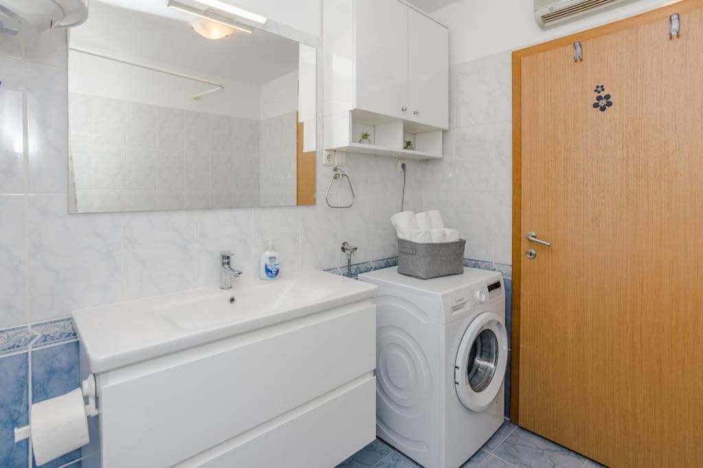 Apartment Roko - Up To 4 People With Free Parking Zara Esterno foto
