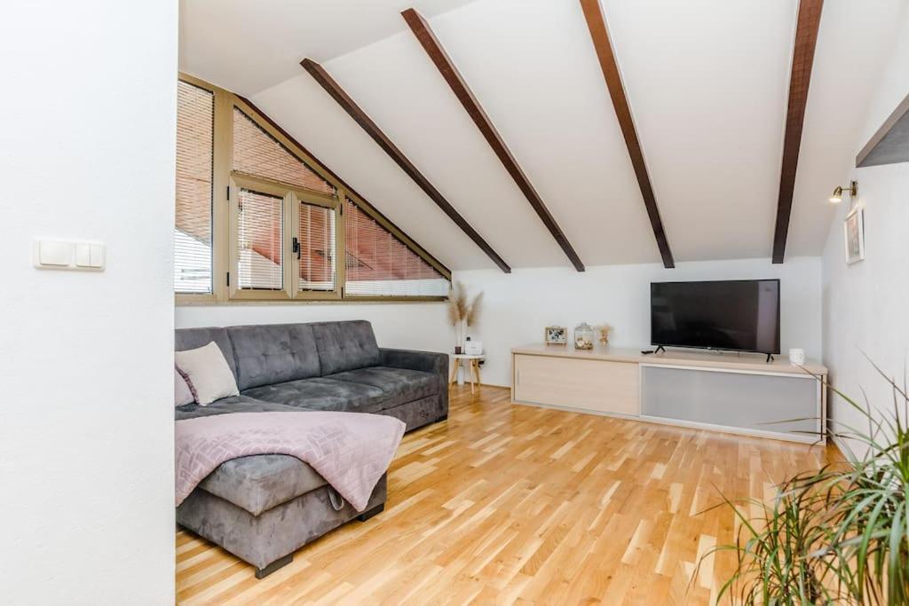 Apartment Roko - Up To 4 People With Free Parking Zara Esterno foto