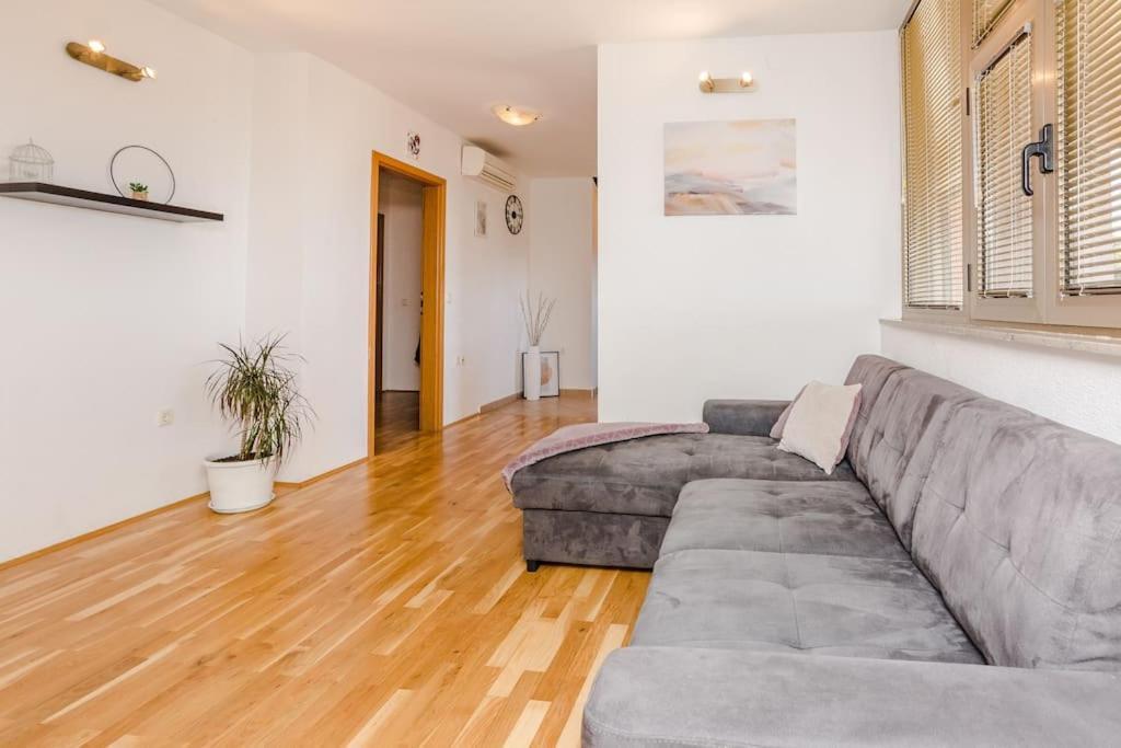 Apartment Roko - Up To 4 People With Free Parking Zara Esterno foto