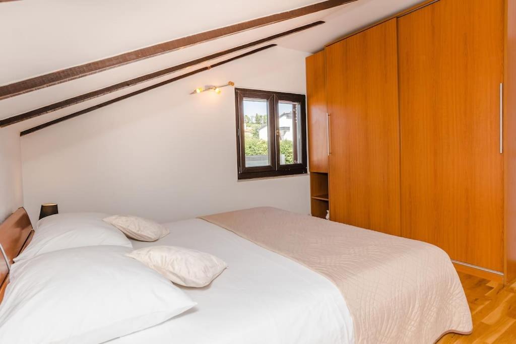 Apartment Roko - Up To 4 People With Free Parking Zara Esterno foto