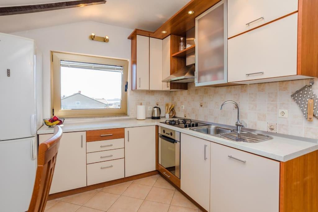 Apartment Roko - Up To 4 People With Free Parking Zara Esterno foto